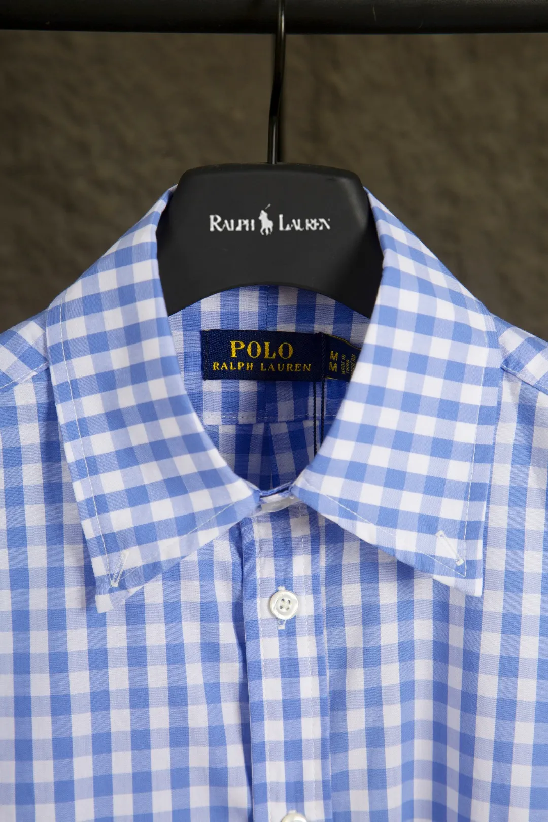 P240 Actual photo [Evergreen for all seasons] Style number: 25120# (on sale all year round) Color: light blue Size: S to XL - Ralph Lauren/Ralph Lauren 2025SS Four seasons commuting style poplin cotton casual color 0.8 check blue checkered blue label long-sleeved shirt - 100% restored workmanship. The entire garment is covered with seams and clean edges. The upper back has been reorganized for a better fit. ✅ - 100% cotton poplin cotton feels smooth. Pre-car washing treatment makes the yarn tighter ✅ - Custom-dyed original pearlescent white buttons with different sizes ✅ - Special shaped chiffon foil is included in the collar door tube, which is not easy to deform and pull ✅ - RL refreshing plaid shirt is more naughty and colorful than the simplicity of the solid color shirt. It can be salty or sweet. Daily travel and travel, the production rate is very high